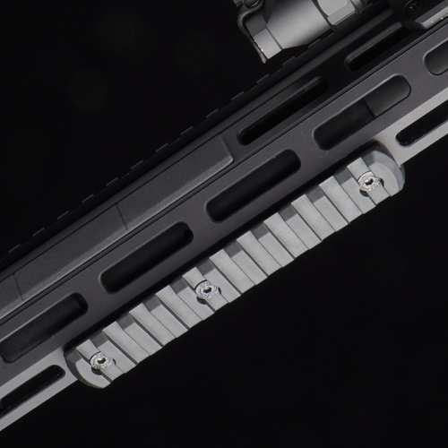 Szyna Picatinny DLG Tactical montowana na M-LOK - 11 slotów - Polimerowa - Czarna - DLG-113
