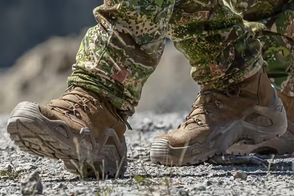 Buty wojskowe LOWA Z-6N w pełnym umundurowaniu