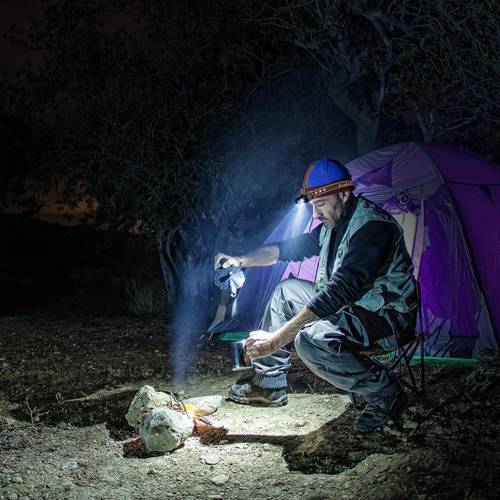 Latarka czołowa na ryby - ile lumenów?