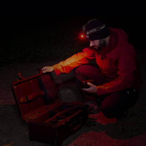 Latarka czołowa z czerwonym światłem czy bez - którą wybrać?