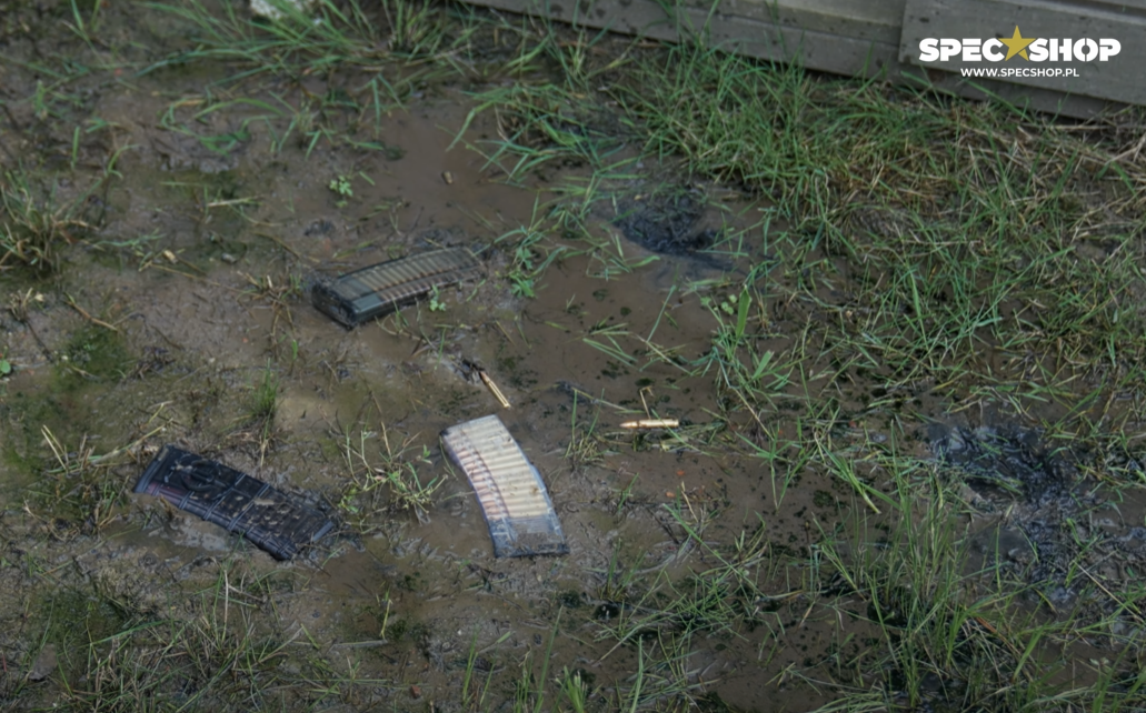 Magazynki AR-15 - test błota