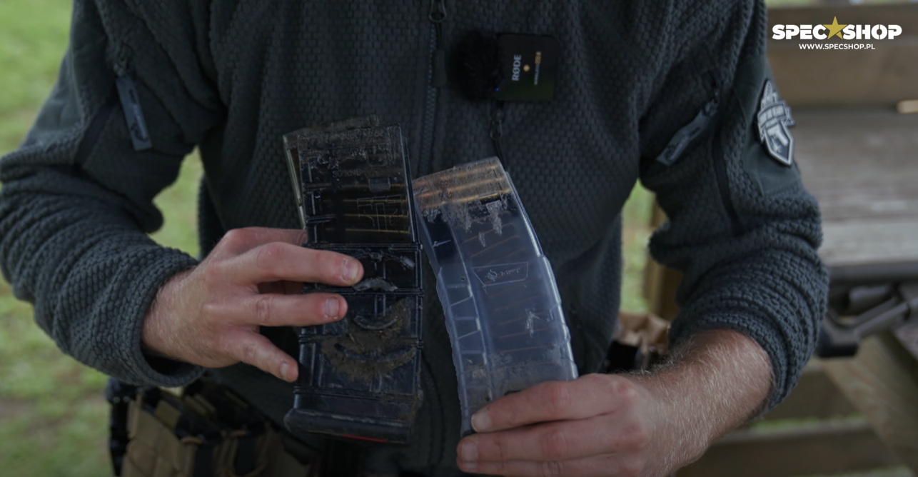 Magazynki AR-15 po teście czołgania na kamienistym podłożu