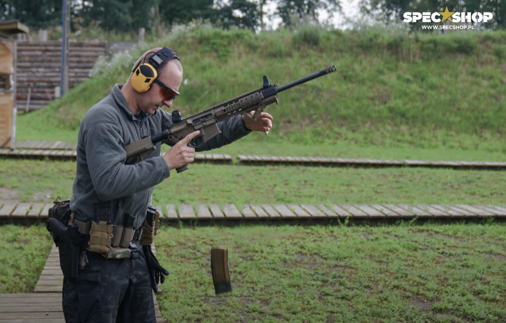 Test wytrzymałości magazynków AR-15 - zrzut magazynka