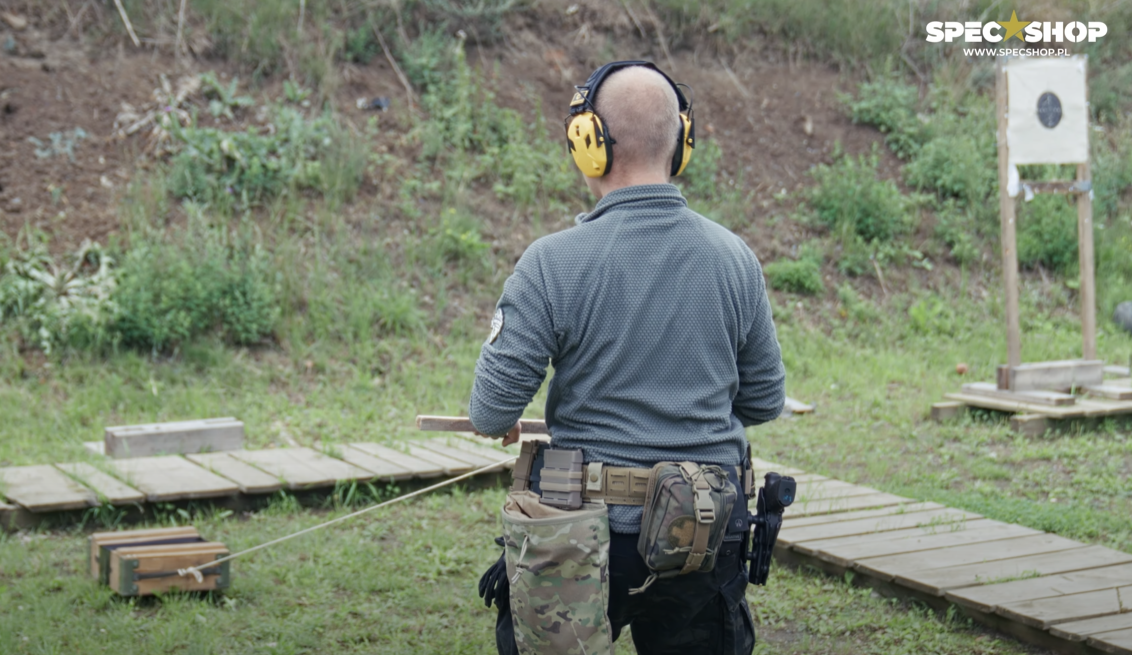 Test wytrzymałości magazynków AR-15 - symulacja czołgania