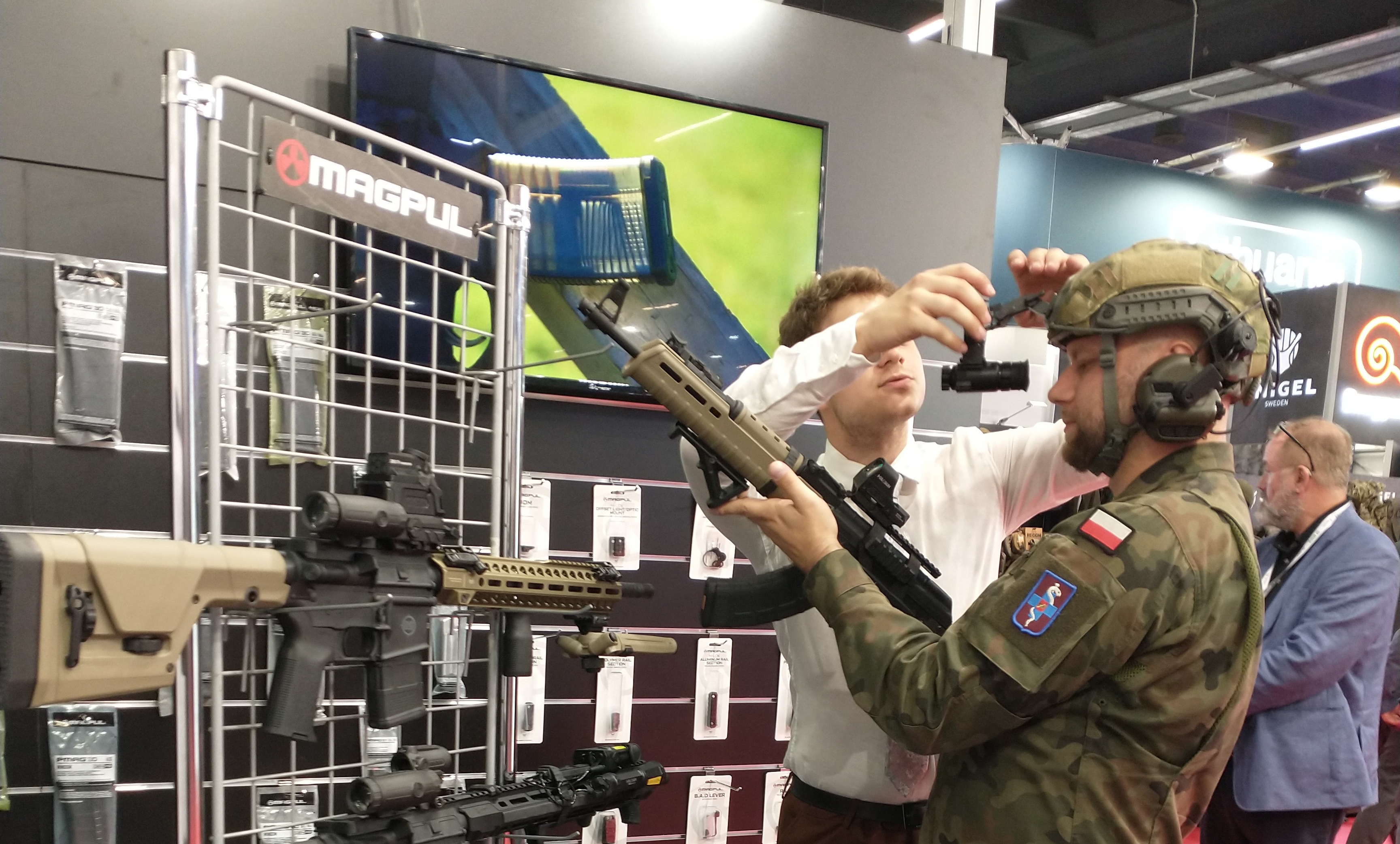 Montaż oświetlenia nahełmowego - MSPO 2025