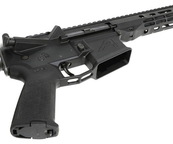 Karabinek Aero Precision M4E1 - chwyt, spust, gniazdo magazynka - rzut od dołu