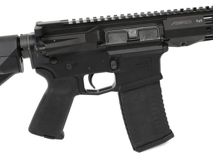 Karabinek Aero Precision M4E1 - prawy profil - zbliżenie