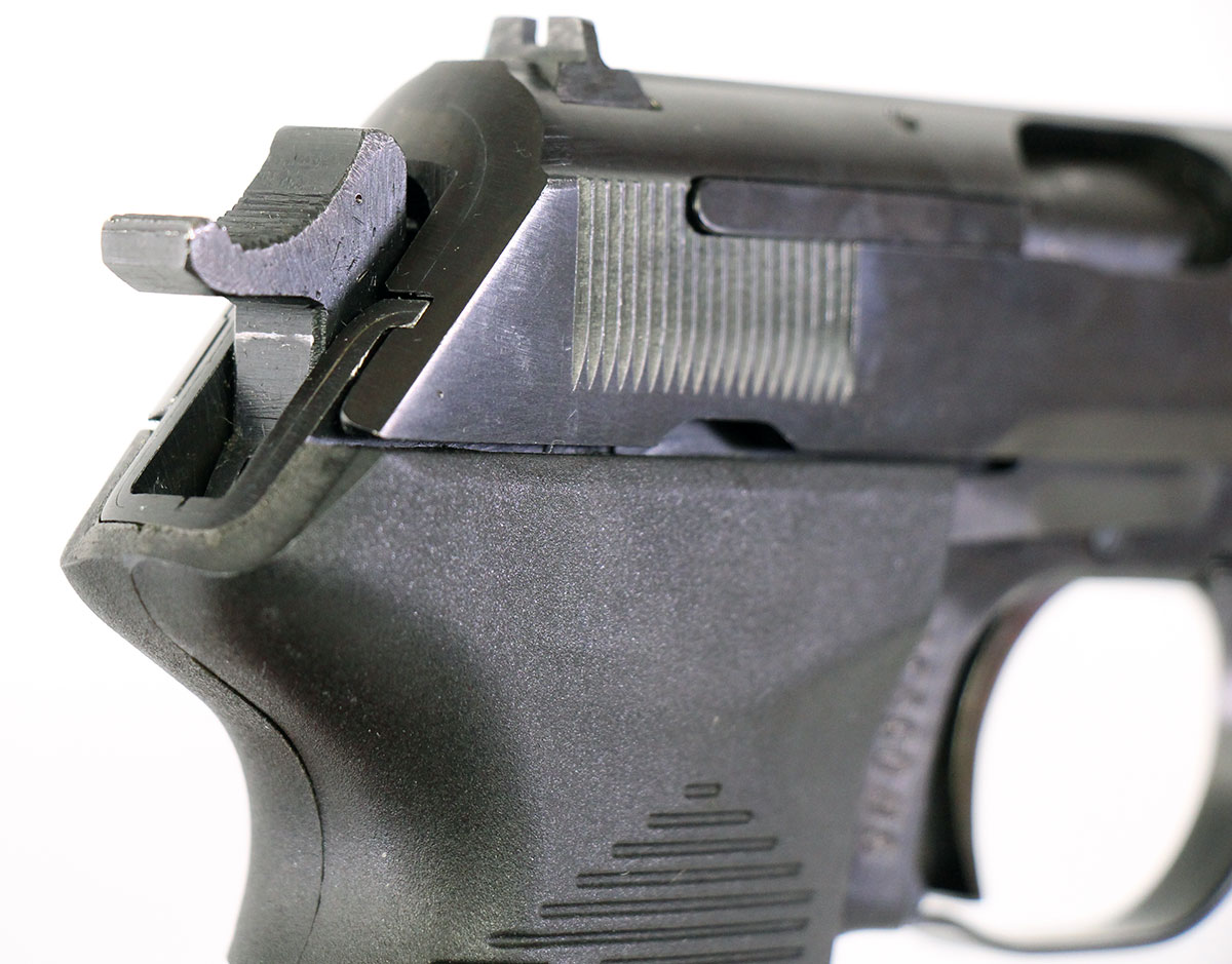 Pistolet P-83 Wanad kal. 9 x18 mm Makarow - rzut od tyłu
