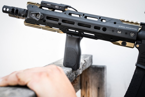 Strike Industries - Chwyt M-LOK Angled Vertical Grip - Long - FDE - SI-AR-CMAG-L