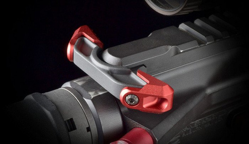 Strike Industries - Nakładka ISO Tab do dźwigni napinania AR-SLCH - Czerwony - SI-ISOTAB-RED