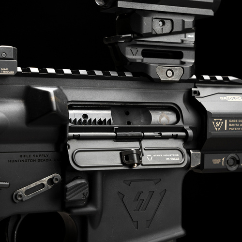 Strike Industries - Tłoczona klapka okna wyrzutnika łusek do AR-15 - Stalowa - Czarna - SI-AR-SUDC-223