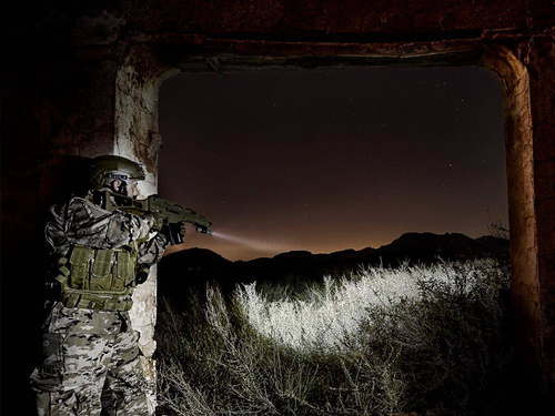 Fenix - Latarka laserowa akumulatorowa TK30 - 5000 mAh - 500 lumenów