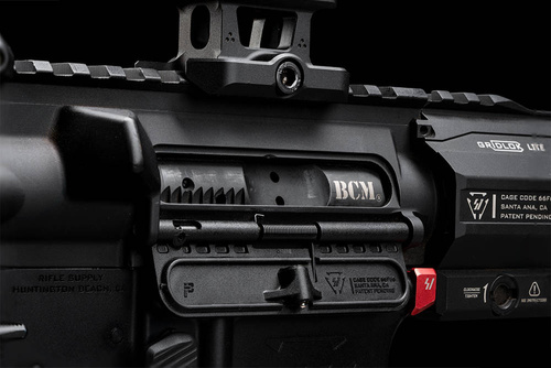 Strike Industries - Klapka okna wyrzutnika łusek Overmolded Ultimate Dust Cover .223/5,56 mm - Czarna - SI-AR-OMUDC-223-BK